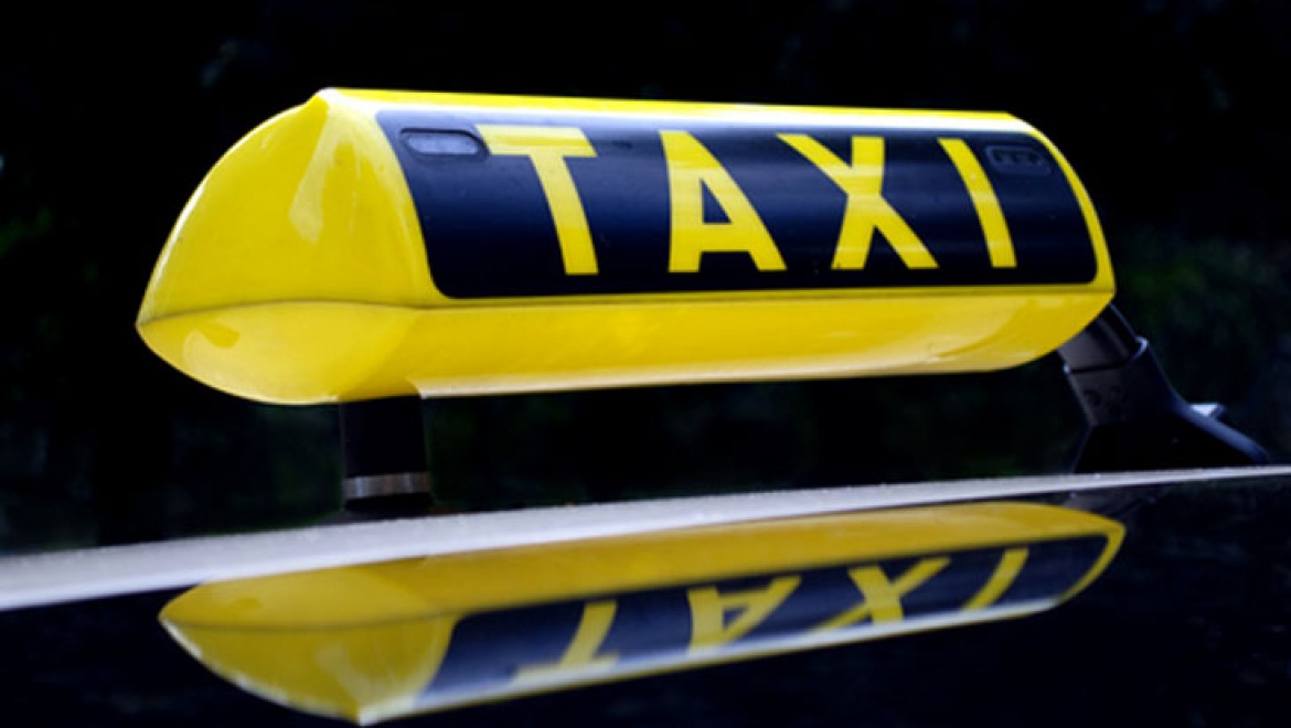 Неравнодушных граждан наградили за спасение таксиста