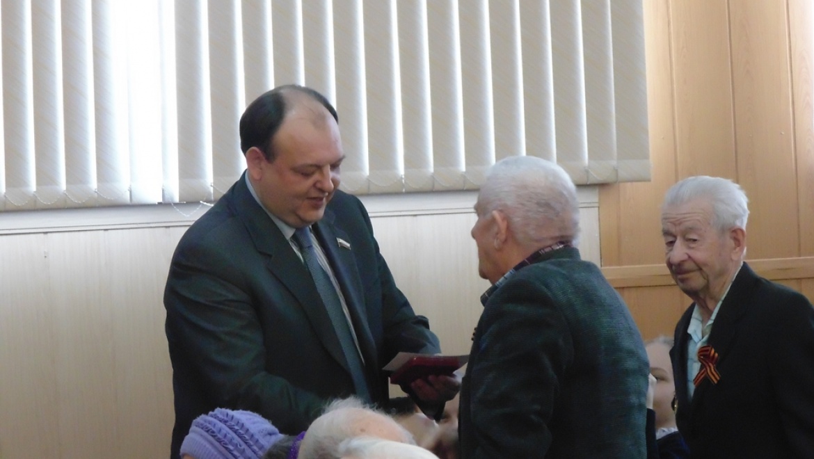Ветеранам ВОВ вручили юбилейные медали