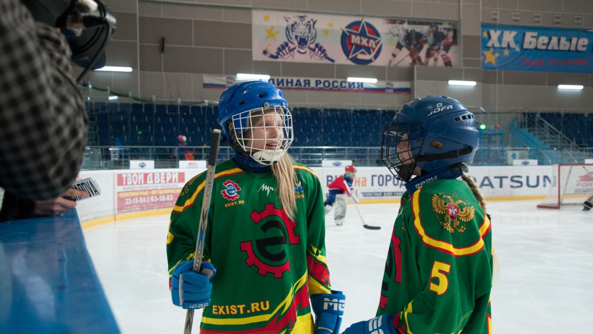 «Изюминкой» «Золотой шайбы» стало участие в турнире двух девочек-хоккеисток из Саратовской области