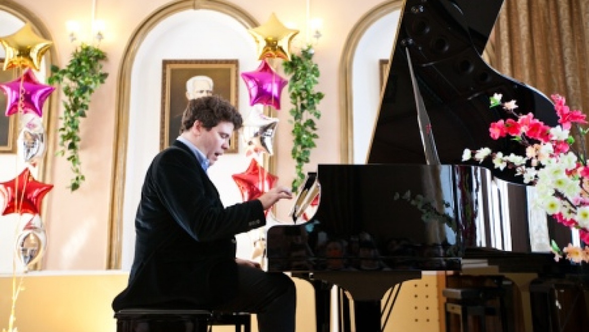 Уникальной творческой акцией открыл оренбургский фестиваль известный пианист Денис Мацуев