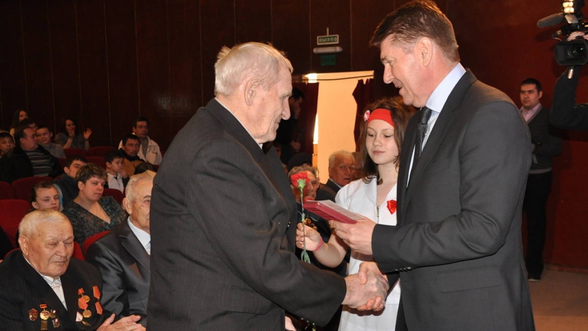 Андрей Шевченко вручил юбилейные медали оренбургским ветеранам