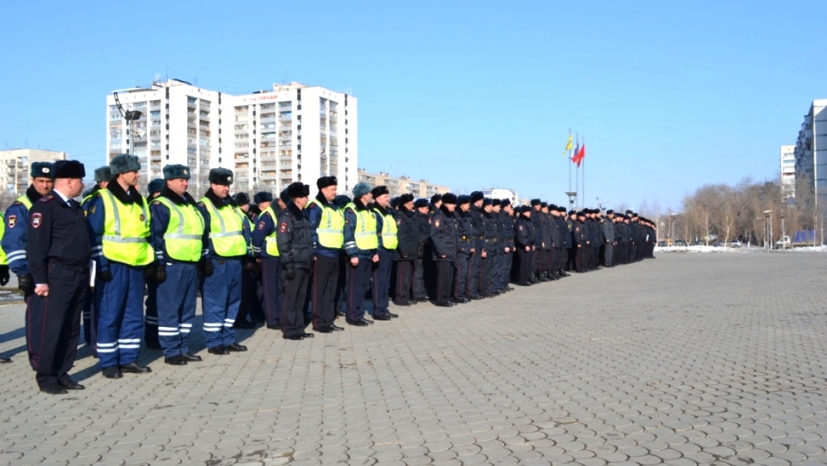 Полицейских вывели на общегородской развод
