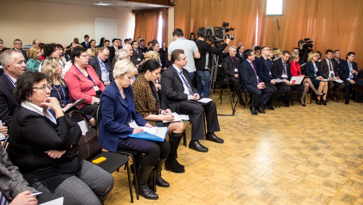 На единой площадке собрались эксперты рабочих групп ОНФ, представители министерств и ведомств, доверенные лица Президента РФ и журналисты