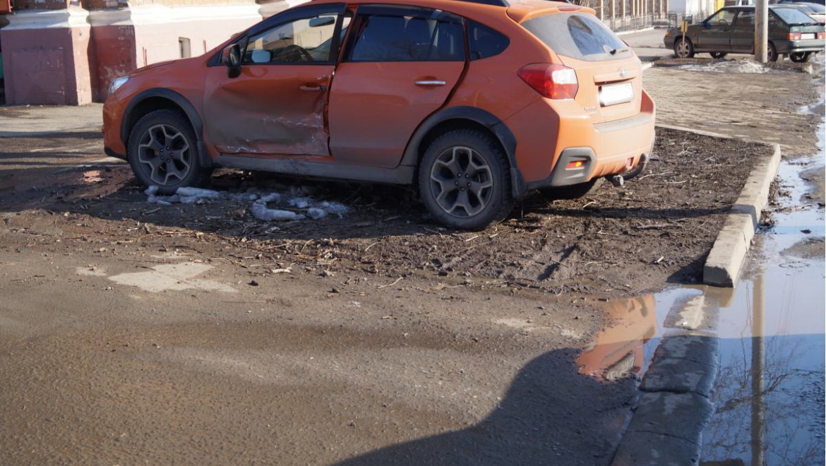 "Субару" и "Ягуар" встретились на улице Чичерина