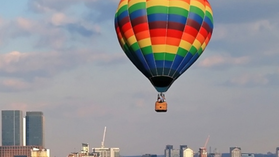 Полет шаров казань. Воздушный шар над городом. Воздушные шары над городом. Воздушные шары над Москвой. Прогулка на воздушном шаре.