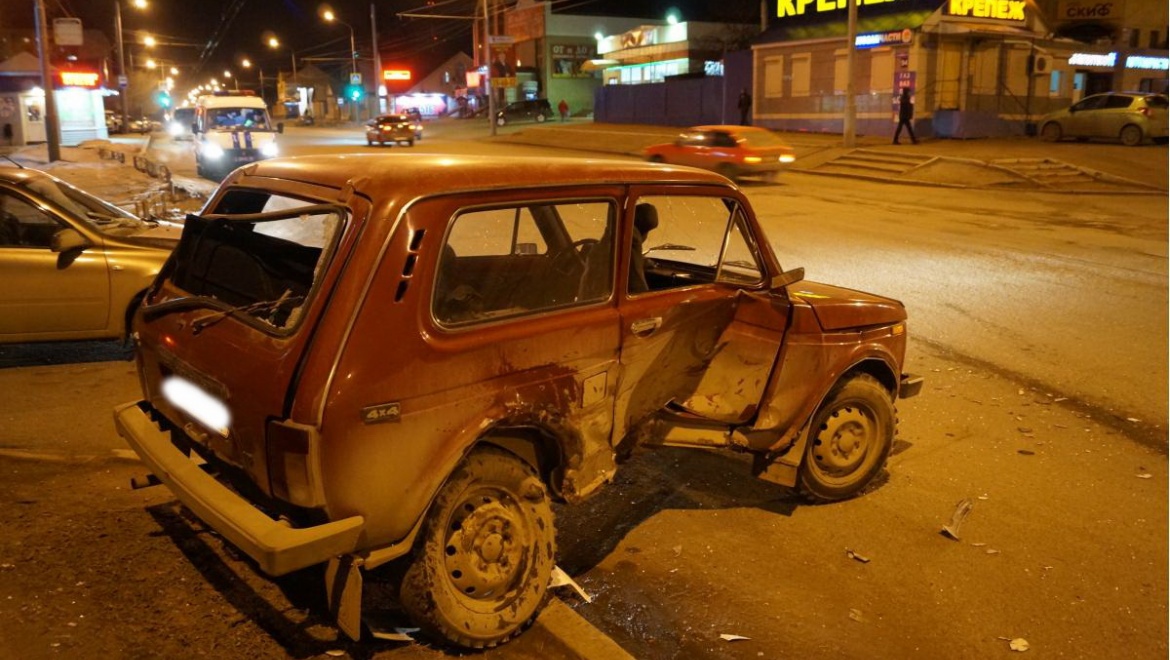 "ВАЗ" на "ВАЗ": ДТП в центре города закончилось госпитализацией водителя