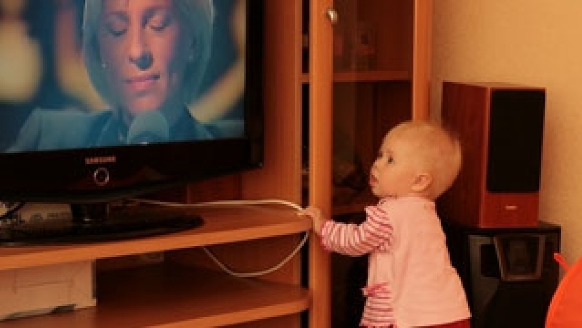 Включи телевизор детской. Детский телевизор. Маленький детский телевизор. Дети возле телевизора. Детская возле телевизора.