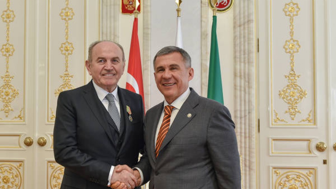 Р.Минниханов вручил К.Топбашу медаль «За заслуги в развитии местного самоуправления в РТ»