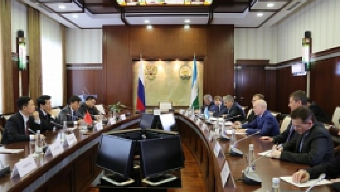 Рустэм Хамитов встретился с Чрезвычайным и Полномочным Послом Китая в России Ли Хуэем
