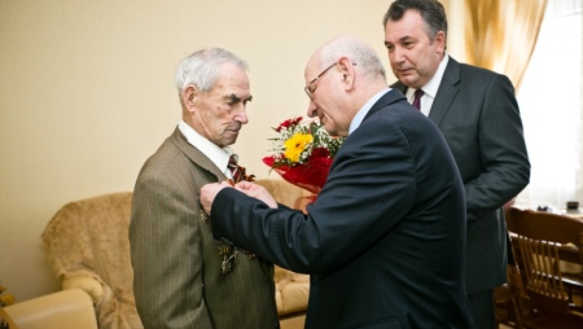 Губернатор Юрий Берг вручил памятные медали фронтовикам