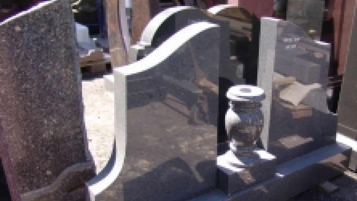 Бюро ритуальных услуг расплатилось по долгам гранитными плитами