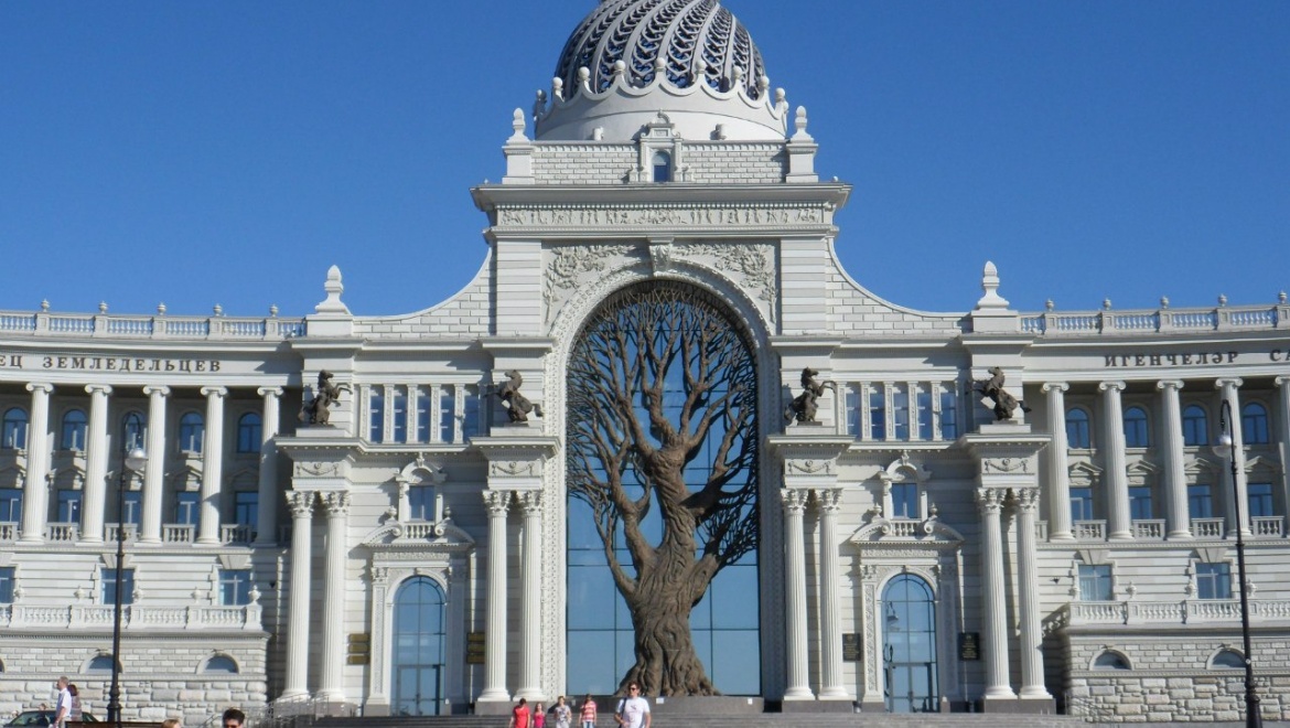 На фасаде казанского Дворца земледельцев бронзовое дерево заменят на живой баобаб