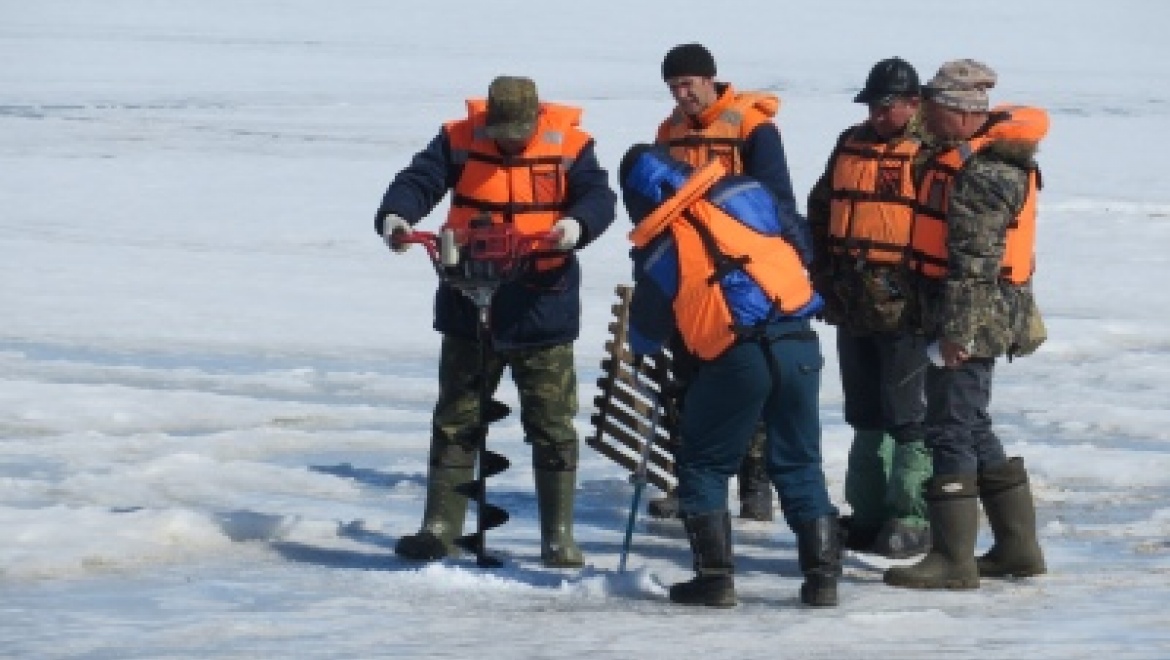 На реке Урал проводится подрыв льда