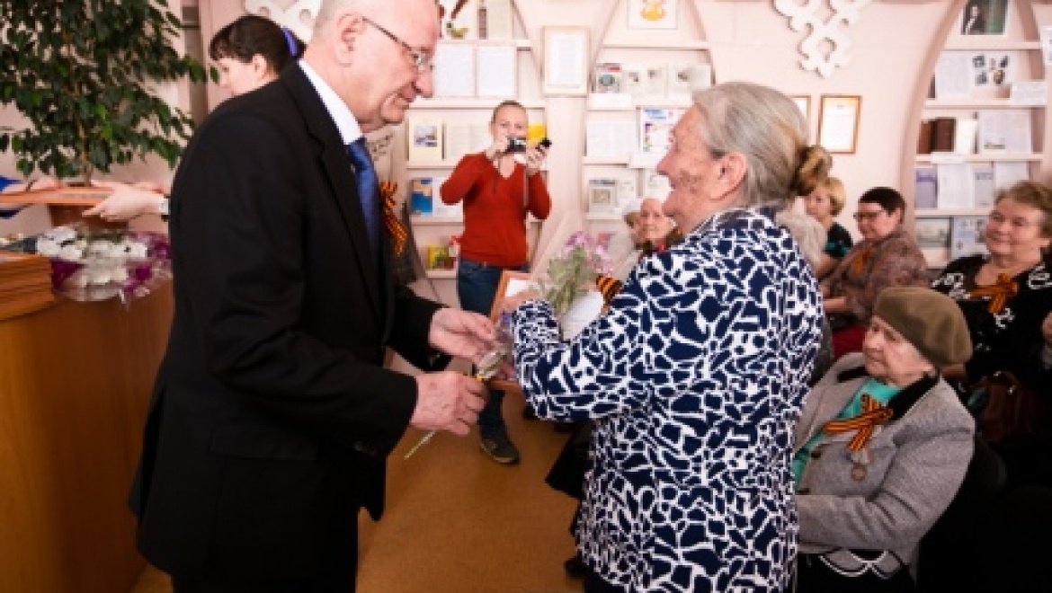 Губернатор Юрий Берг вручил в Бузулуке жилищные сертификаты ветеранам Великой Отечественной войны