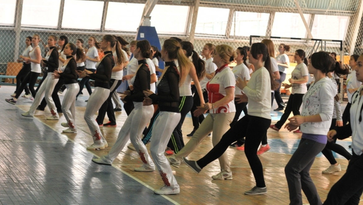 250 студентов и преподавателей вышли на зарядку