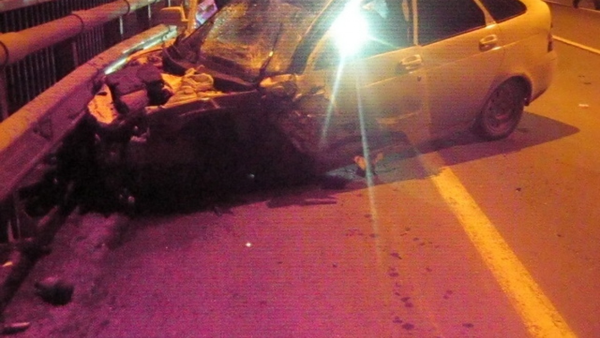 Водитель "Приоры" не справился с управлением и наехал на дорожное ограждение