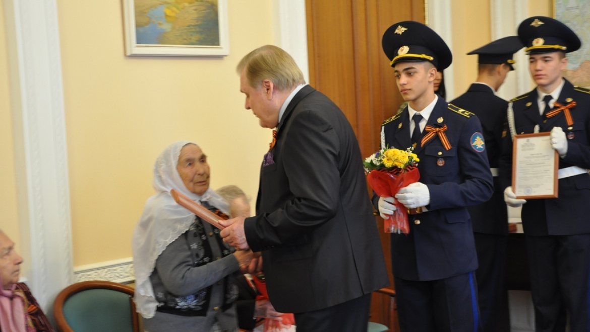 Оренбургским ветеранам вручили жилищные сертификаты