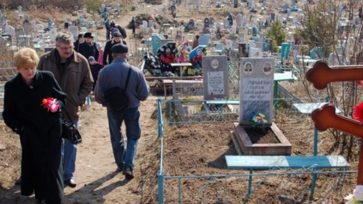 315 тысяч оренбуржцев посетили храмы и кладбище на Радоницу