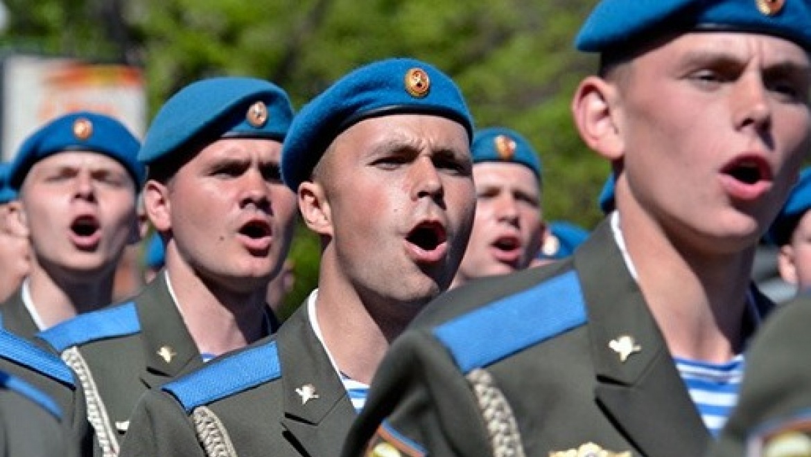 Песня солдаты на парад. Десантники на параде. Солдат поет на параде. Солдаты поют в строю. Строй солдат на параде поют.