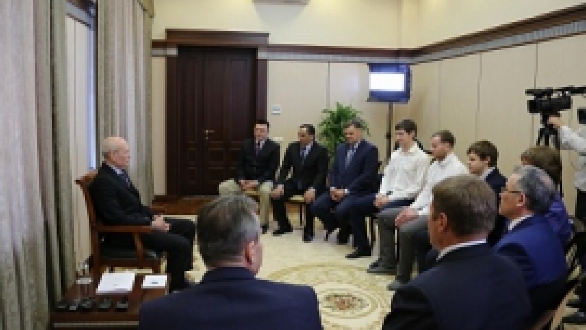 Рустэм Хамитов встретился с игроками и тренерами хоккейного клуба «Торос»