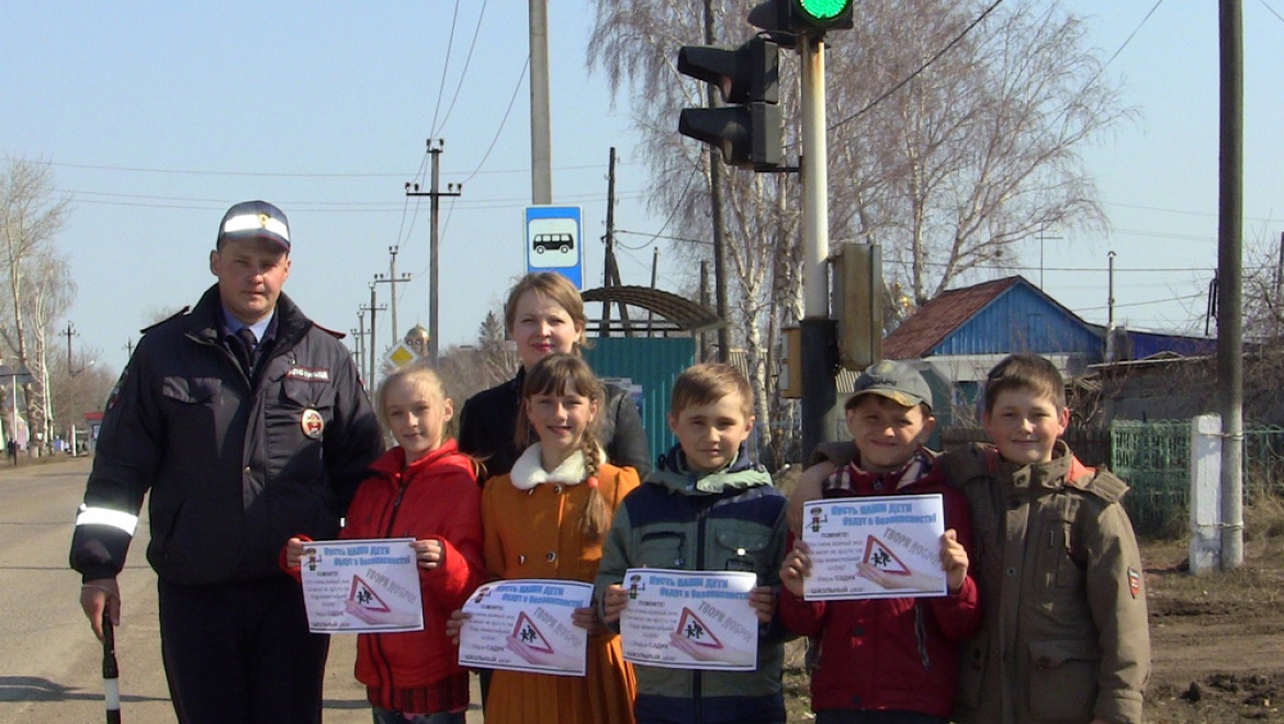 Дети с инспектором ГИБДД обратились к водителям