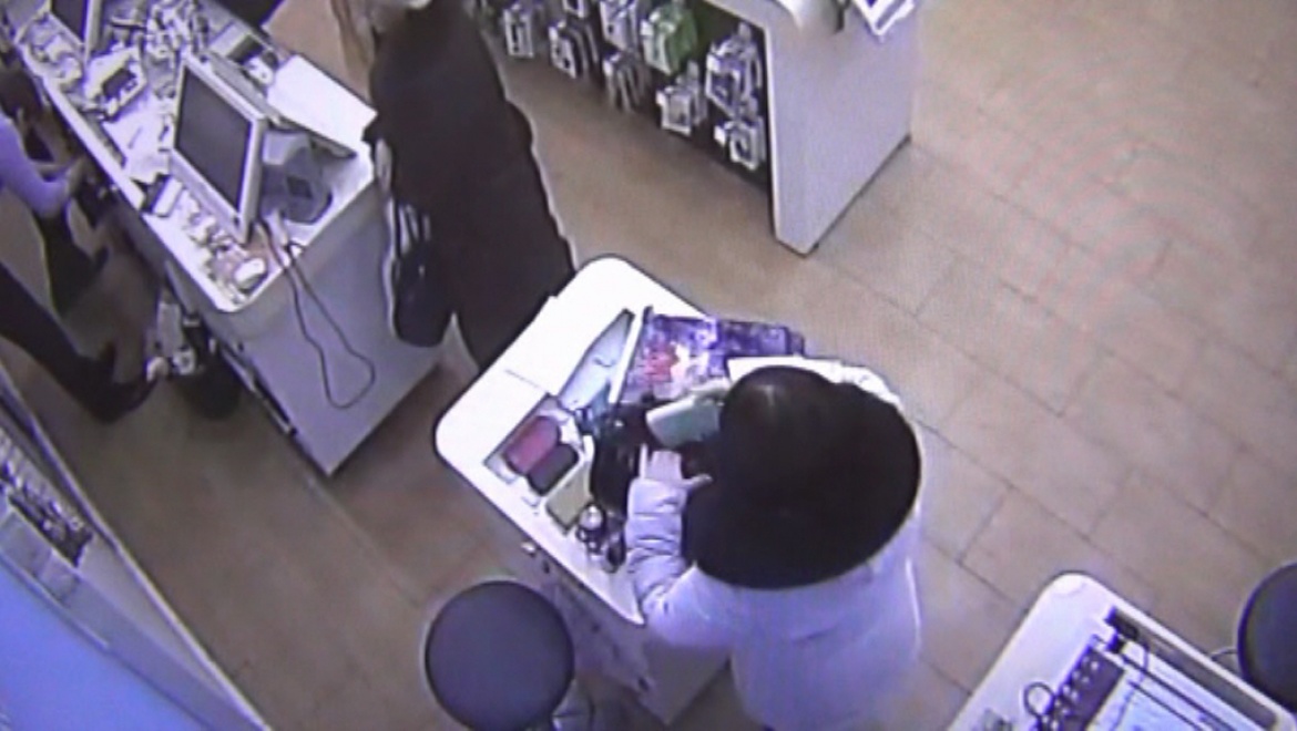 Видеокамера зафиксировала кражу кошелька в магазине