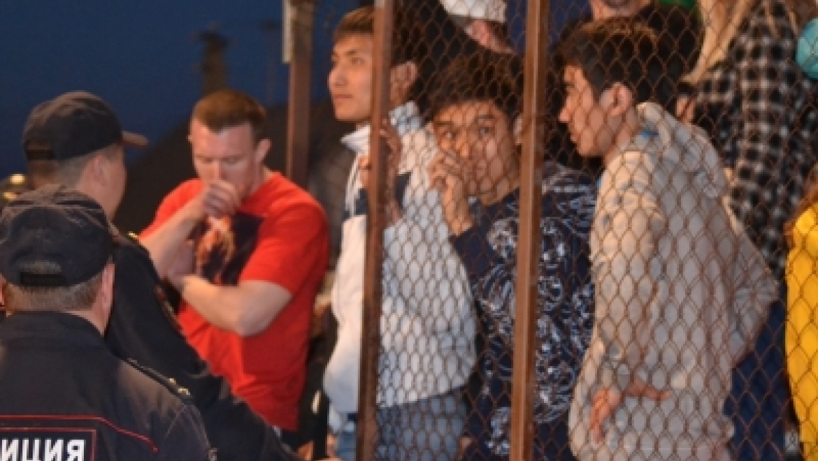 На футбольном матче "Газовик"-"Локомотив" задержаны 4 фаната за заженные фаеры