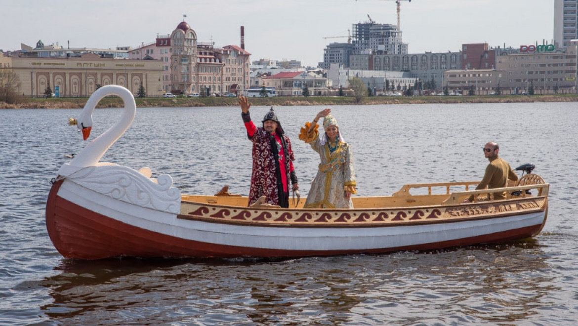 На озере Кабан в Казани появились белые лебеди и речные «Кабанчики»