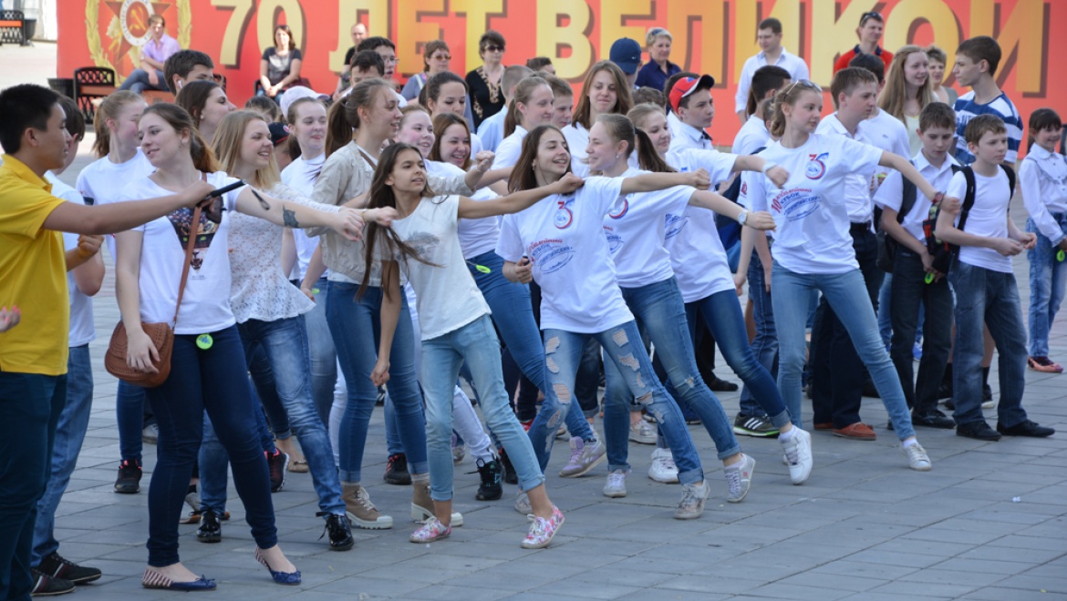 В Оренбурге прошел танцевальный флэш-моб «Будь ярким! Стань заметным!»