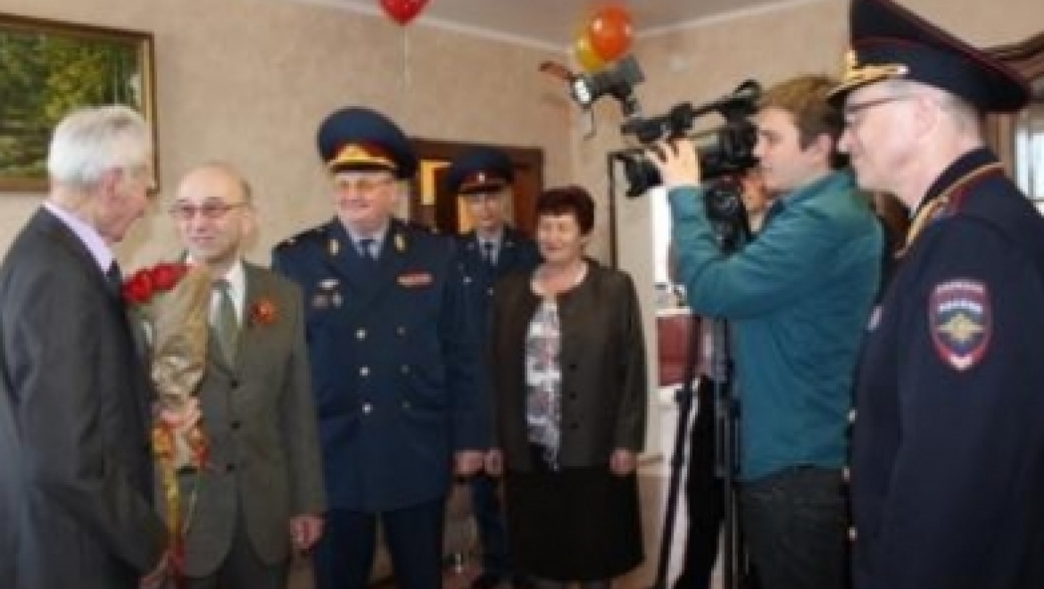 100-летний ветеран ВОВ получил поздравления от главного полицейского