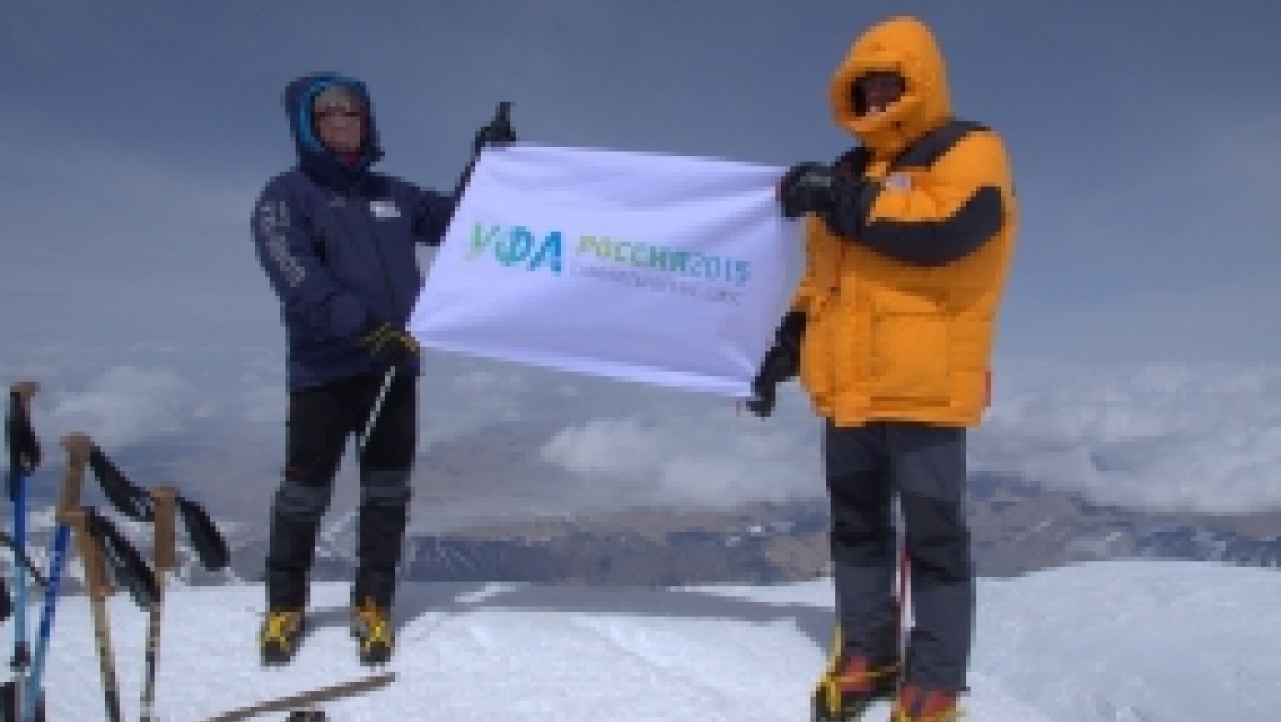 Флаг Уфимских саммитов ШОС-БРИКС поднят на вершину Эльбруса