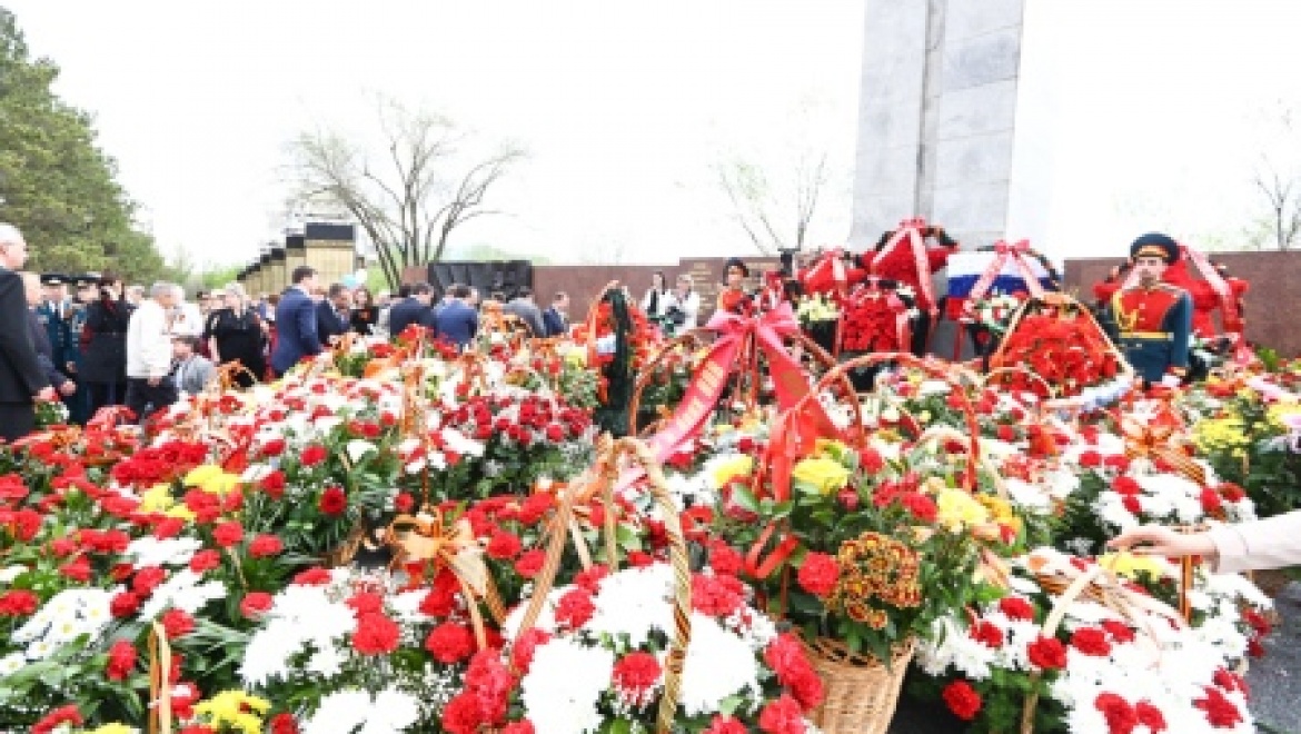 В преддверии 70-летия Победы руководители области и города возложили цветы к Вечному огню