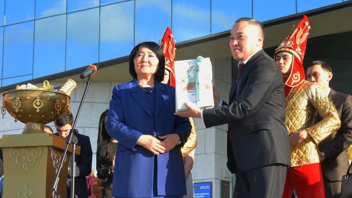 Телерадиокорпорация «Казахстан» самый первый экземпляр спецсборника о победителях передала в дар Национальному Музею РК