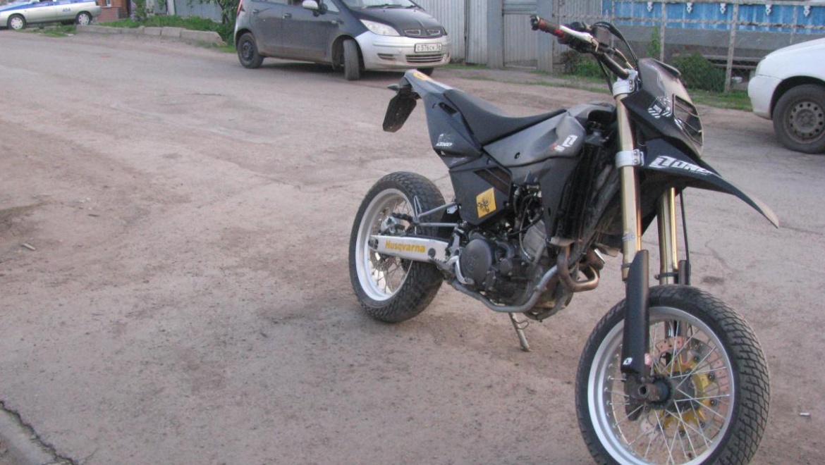 Трехлетний малыш вырвался с рук матери и попал под мотоцикл