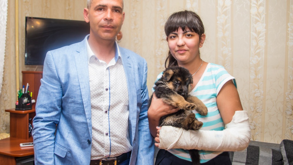 Казанской школьнице подарили щенка немецкой овчарки