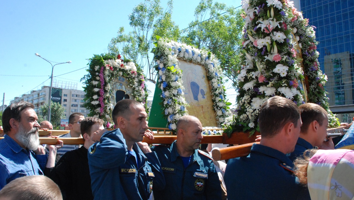 Духовное спасение: спасатели МЧС прошли Крестный ход с иконой на руках