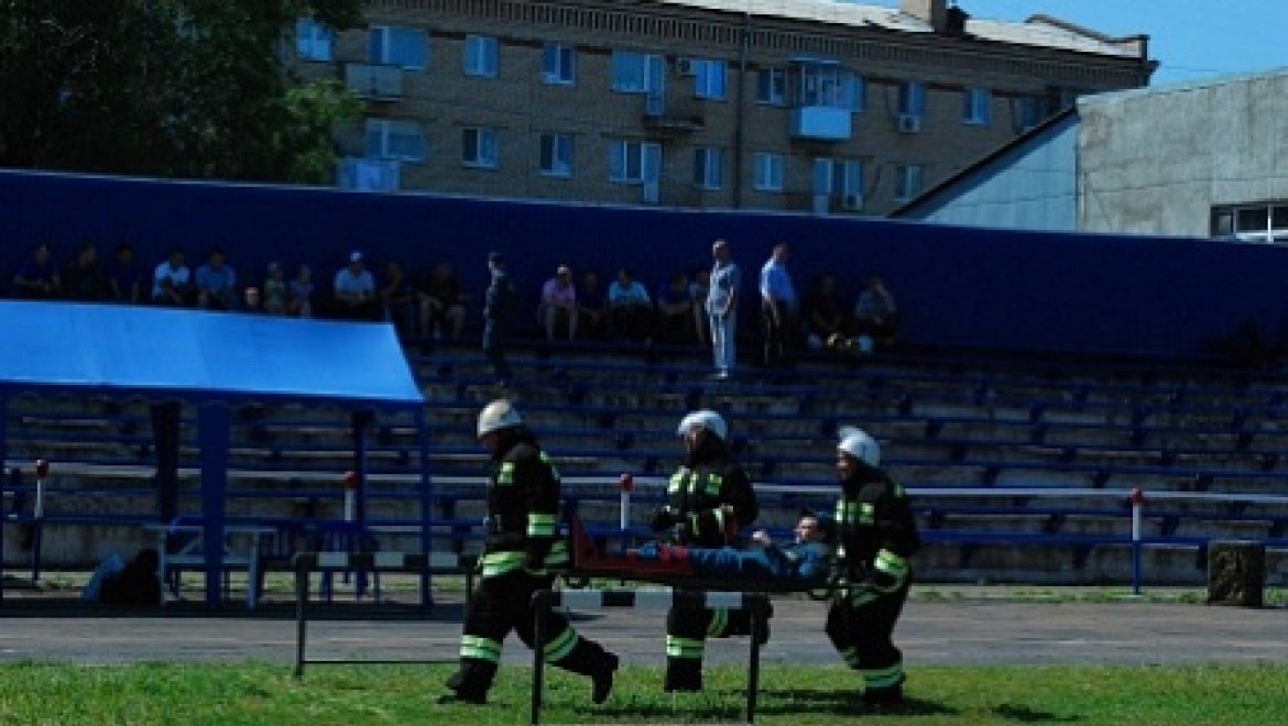На стадионе "Динамо" команды пожарной охраны в состязаниях определили лучших