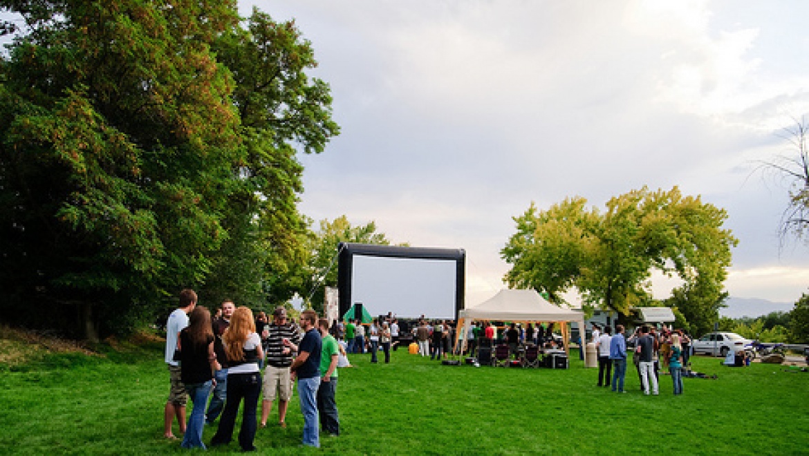 Зеленая лужайка парка им.Горького превратится в ретро-кинотеатр под открытым небом