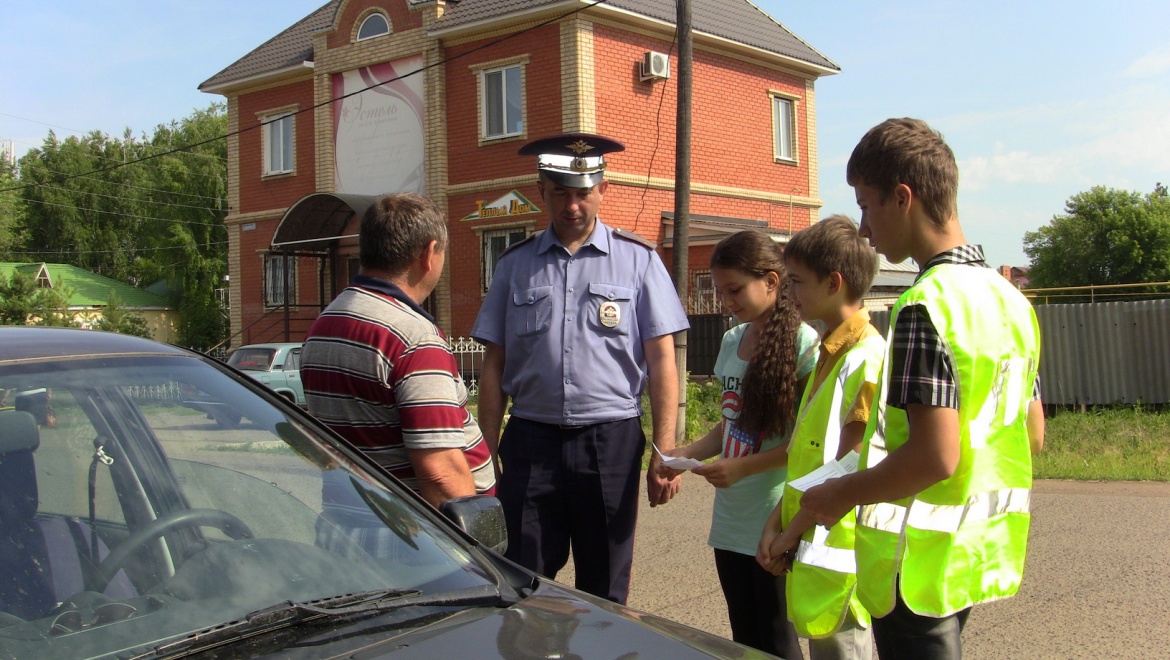 Дети рассказали водителям о правилах дорожного движения