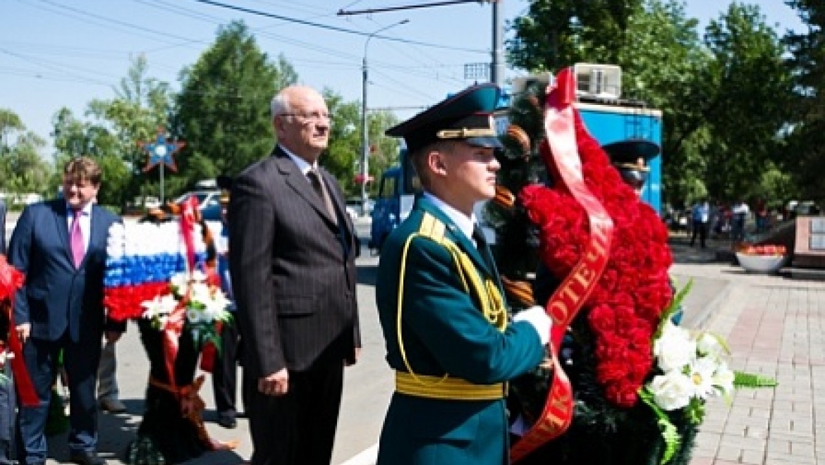 В День памяти и скорби оренбуржцы возложили цветы к Вечному огню