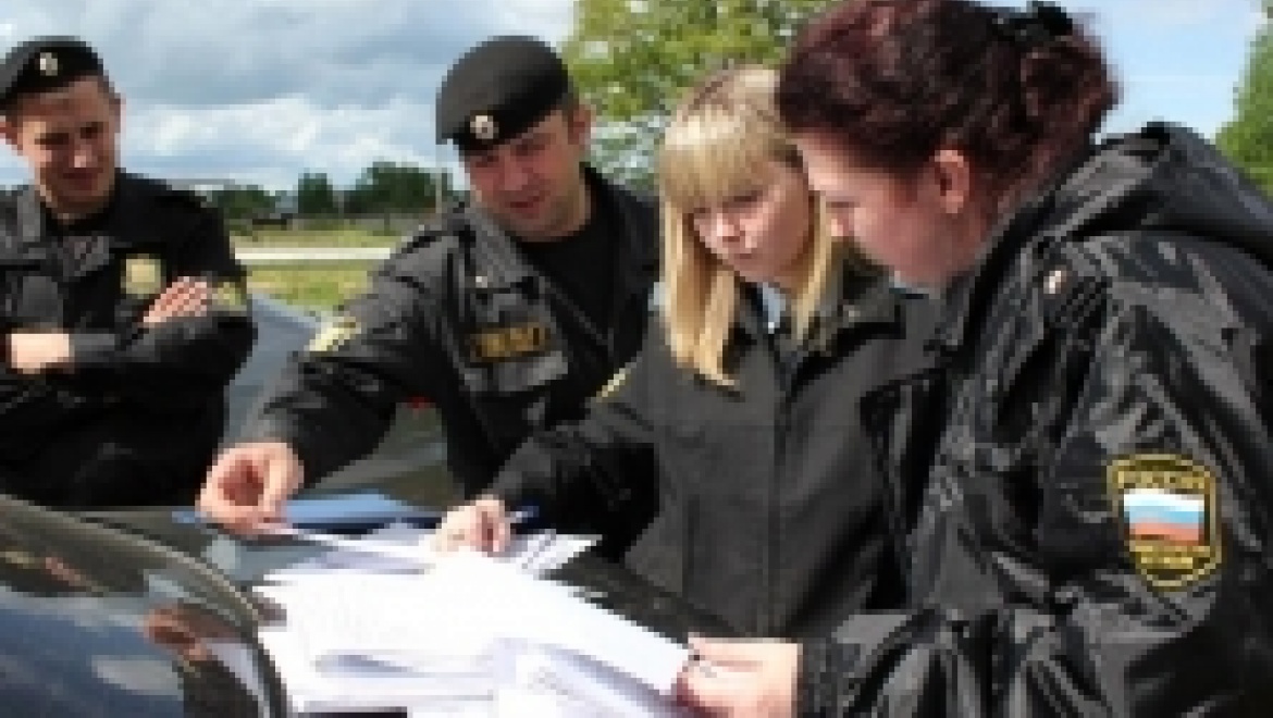 Найти штраф приставов. Найти штраф приставов. Найти штраф приставов. Судебный пристав мужчина. Судебный пристав мужчина.