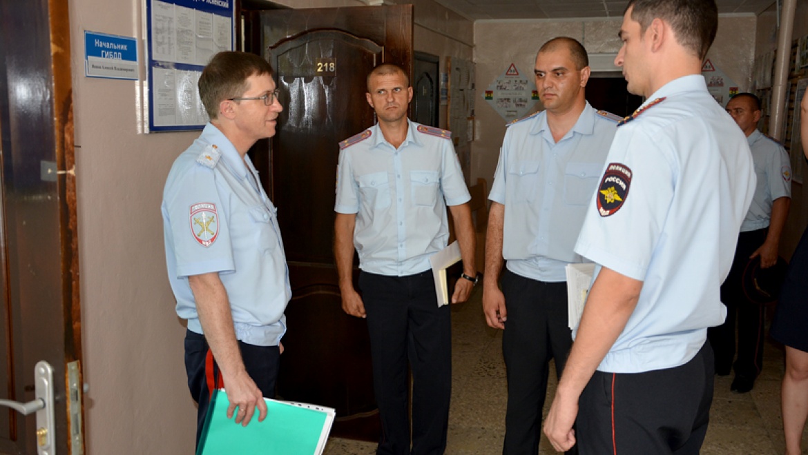 Михаил Давыдов представил личному составу нового руководителя   