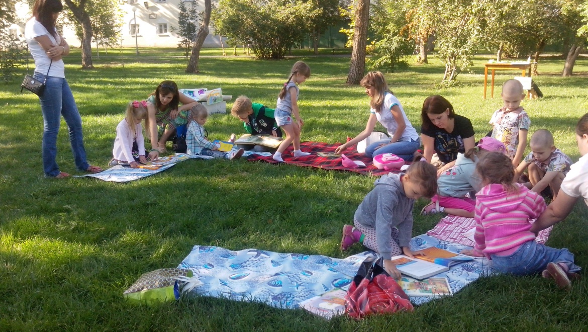 Летний читальный зал на траве ждет малышей и ребят постарше