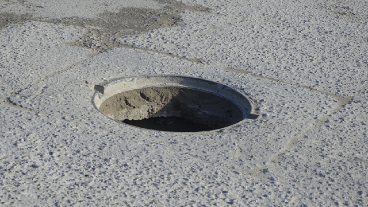 В Оренбурге продолжают воровать крышки тепловых камер