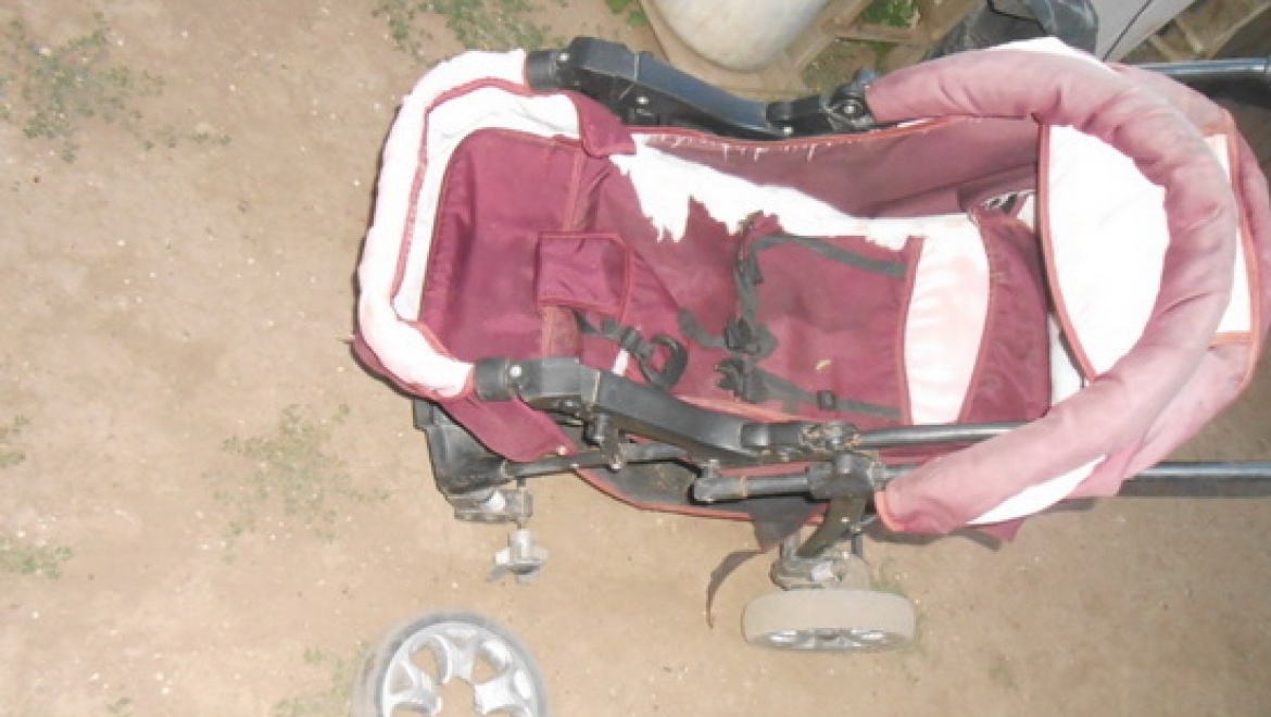 Водитель мотороллера сбил коляску с ребенком и скрылся
