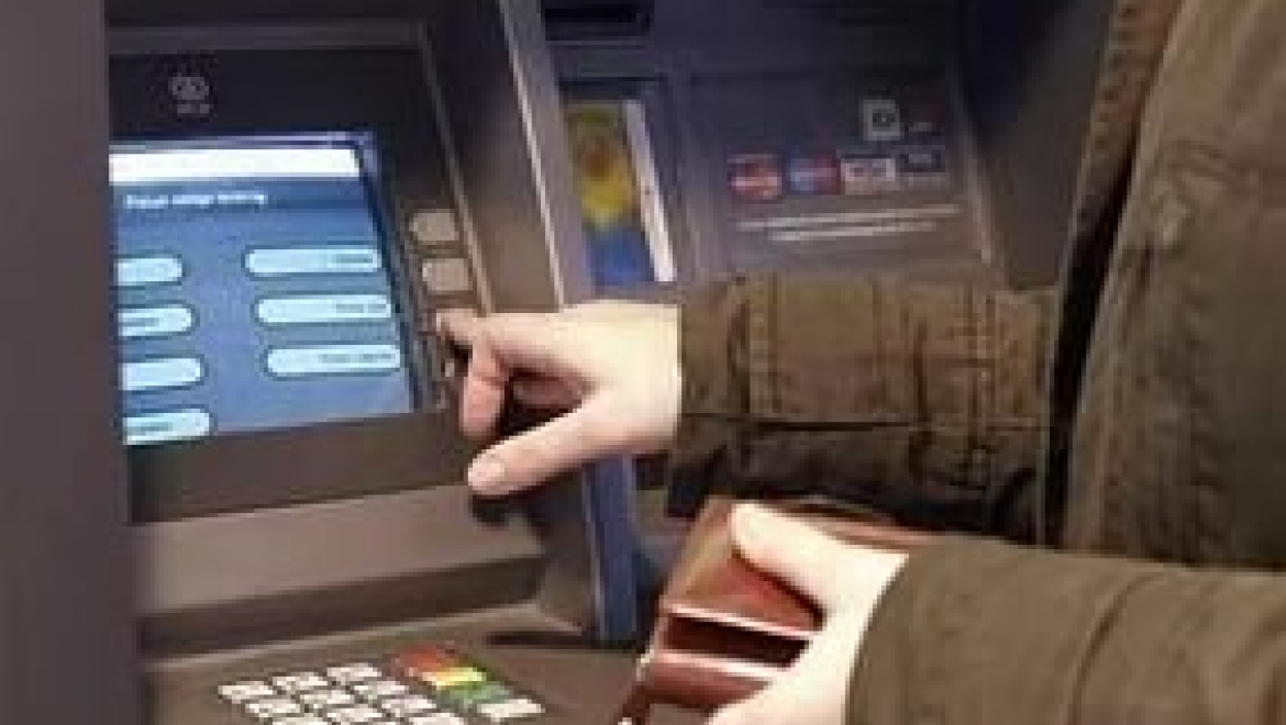 Благородный поступок: мужчина вернул забытые в банкомате деньги сотрудникам терминала