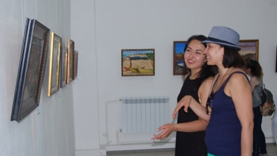 В Актобе проходит выставка оренбургской художницы Альбины Кальвиной