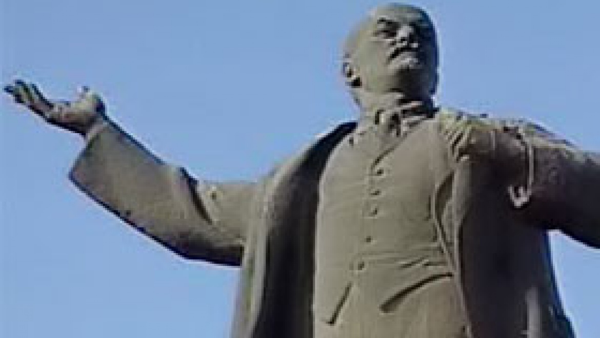Вандал молотком изуродовал памятник В.И. Ленину