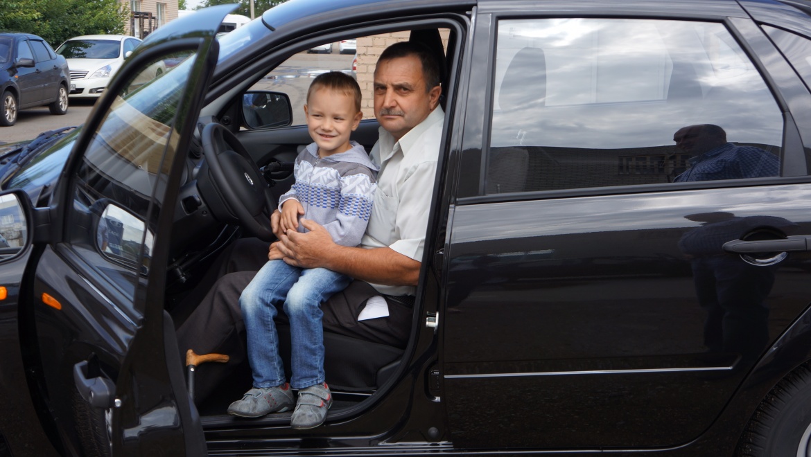 Пятерым оренбуржцам вручили новые автомобили