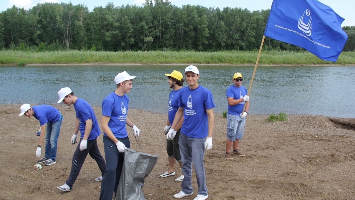 В рамках акции "Нашим рекам - чистые берега" студенты очистили карачинский пляж Урала